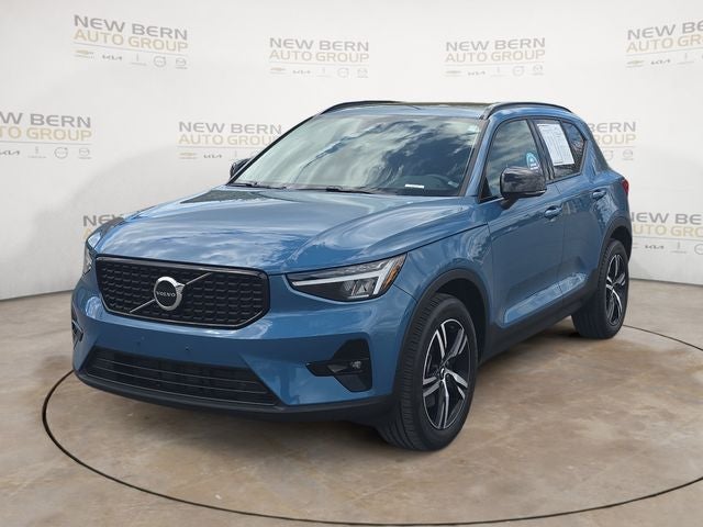 2023 Volvo XC40 B5 Plus Dark Theme in Blue Metallic — front three-quarter view