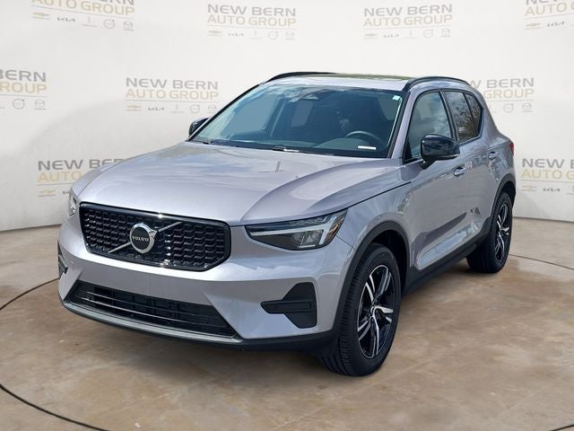 2026 Volvo XC40 B5 Core in Silver — front three-quarter view