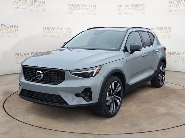2026 Volvo XC40 B5 Ultra in Gray Metallic — front three-quarter view
